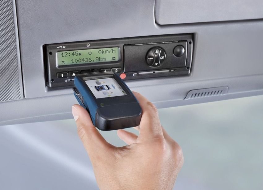 Scarico dati manuale e da remoto tachigrafo digitale